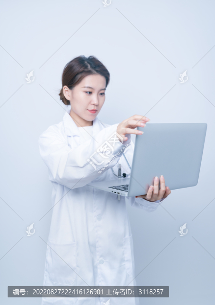 筆記本電腦前辦公的女醫(yī)生