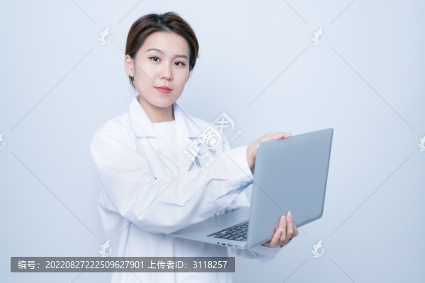 筆記本電腦前辦公的女醫(yī)生