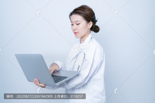 女醫(yī)生使用筆記本電腦工作