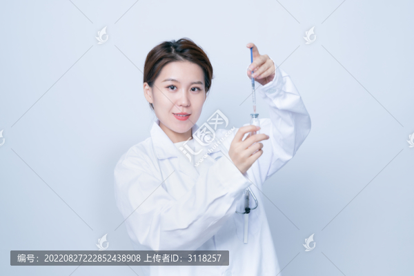 穿白大褂手拿注射器的亞洲美女
