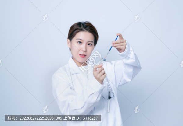女醫(yī)生手持疫苗瓶和注射器