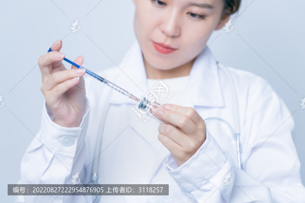 女醫(yī)生手持疫苗瓶和注射器特寫