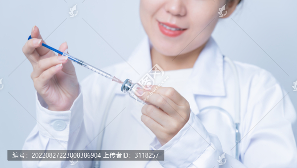 醫(yī)生手持疫苗瓶和注射器特寫
