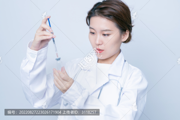 女醫(yī)生手持疫苗瓶和注射器