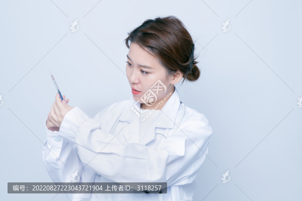 女醫(yī)生手持疫苗瓶和注射器