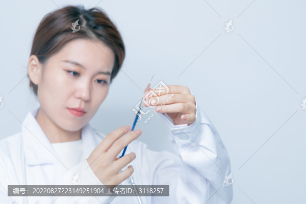 女醫(yī)生手持注射器