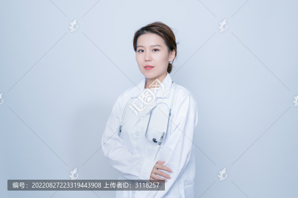 雙手抱胸的醫(yī)生形象