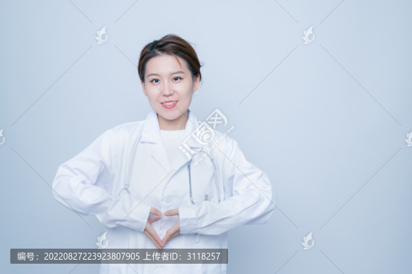 比愛心手勢的女醫(yī)生