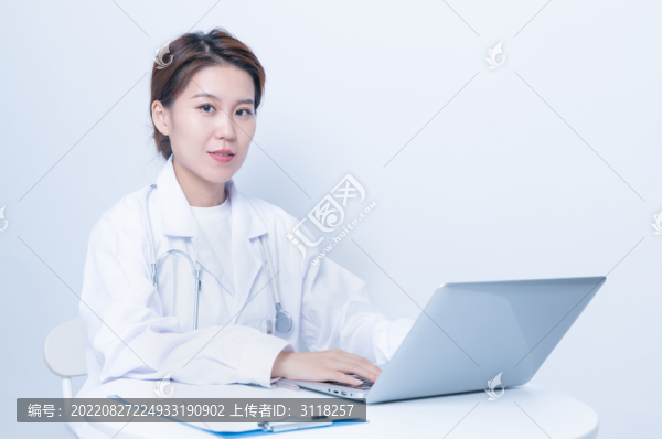 女醫(yī)生使用筆記本電腦