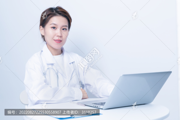 女醫(yī)生使用筆記本電腦工作
