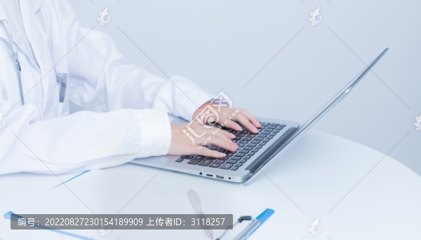 女醫(yī)生使用筆記本電腦工作特寫