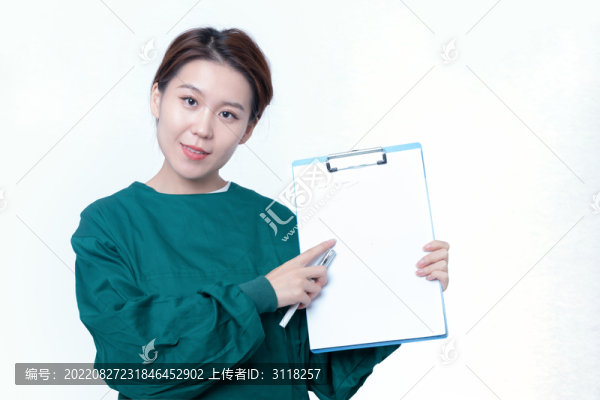 一次性手術(shù)服的女性手持文件夾