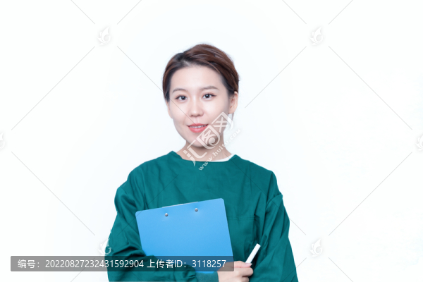 一次性手術服的女性手持文件夾
