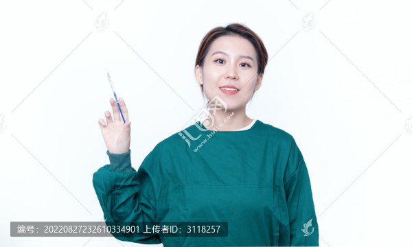 一次性手術(shù)服的女性手持注射器