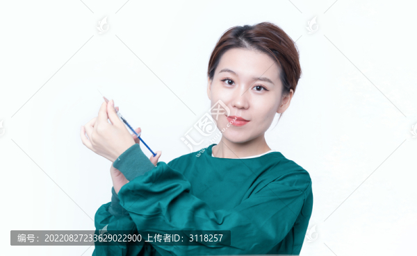 手術(shù)服手持注射器的女性