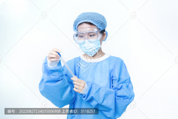 穿手術(shù)服醫(yī)生手持檢驗(yàn)樣品