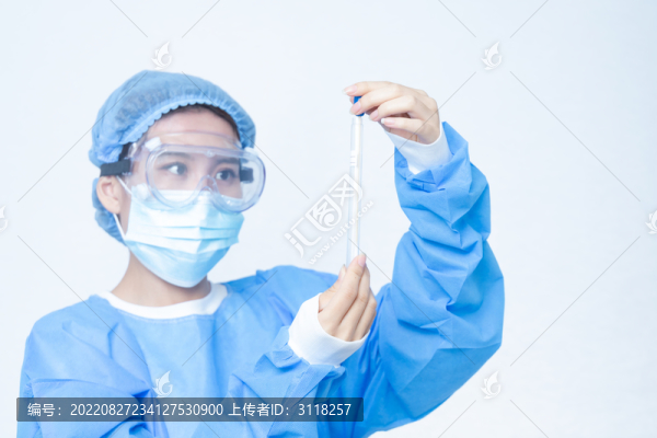 穿手術(shù)服醫(yī)生手持核酸檢驗樣品