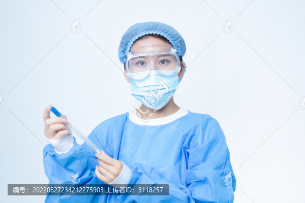 穿隔離服醫(yī)生手持檢驗樣本