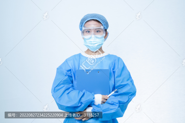 拿著文件夾的女性醫(yī)生