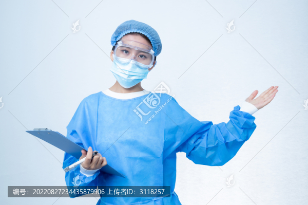 手持文件夾的女醫(yī)生形象
