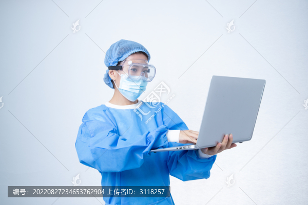 穿手術(shù)服手持電腦的醫(yī)生形象