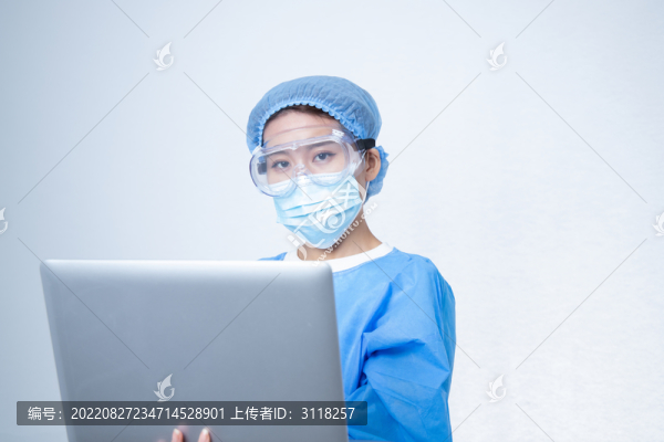 電腦辦公的手術(shù)服醫(yī)生形象