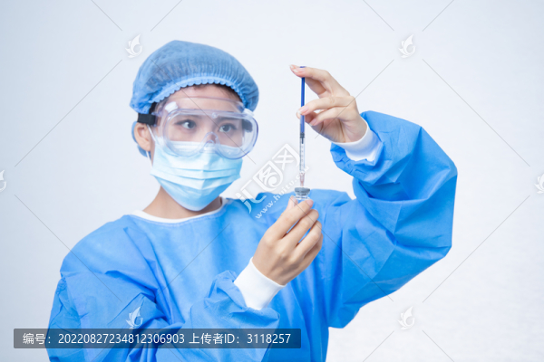 手持注射器的手術(shù)服醫(yī)生形象