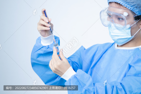 手持注射器的女醫(yī)生形象