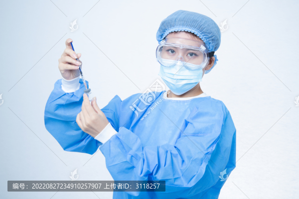 身穿手術(shù)服的女醫(yī)生手拿注射器