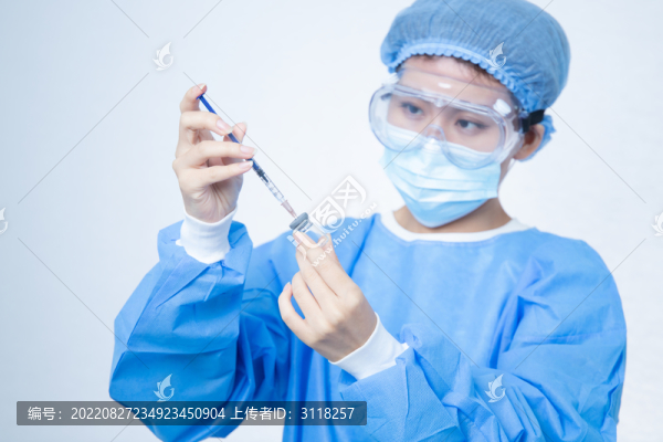 身穿手術(shù)服的女醫(yī)生手拿注射器