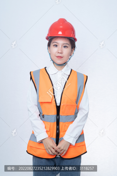 戴安全帽的年輕女性形象