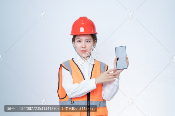 戴著安全帽女性展示手機(jī)