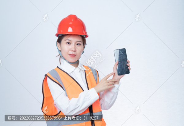 戴著安全帽女性展示手機(jī)