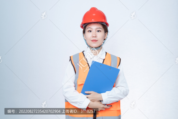 手持文件夾的安全帽女性