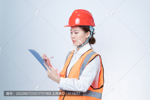 抱著文件的女工程師形象