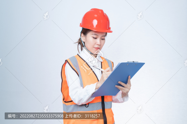 書寫文件的安全帽女性肖像