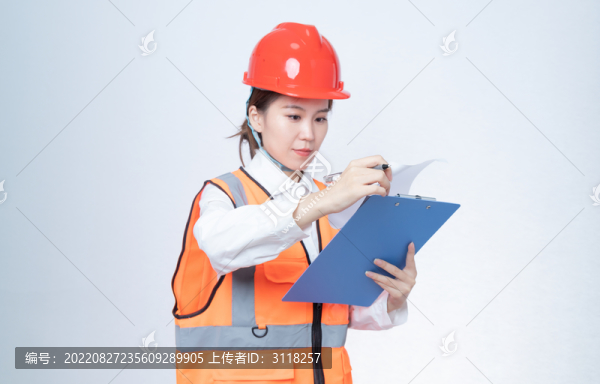 查看文件的安全帽女性