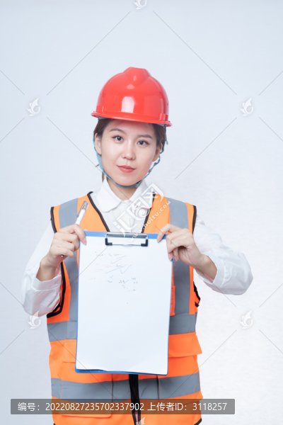 安全帽女性雙手持空白文件展示