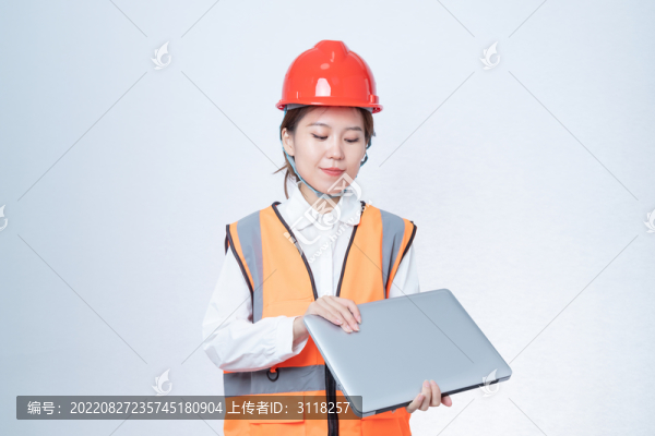 使用筆記本電腦的女工程師