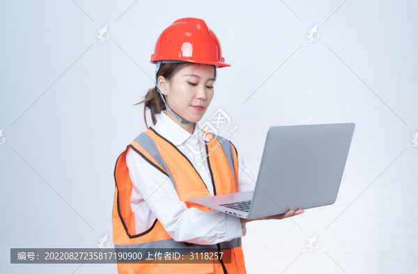 女工程師使用筆記本電腦