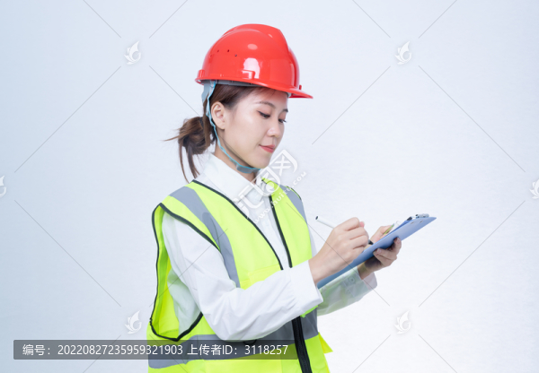 安全帽女工程師書(shū)寫文件