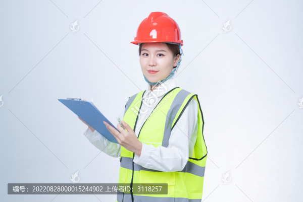 白色背景下的女工程師肖像