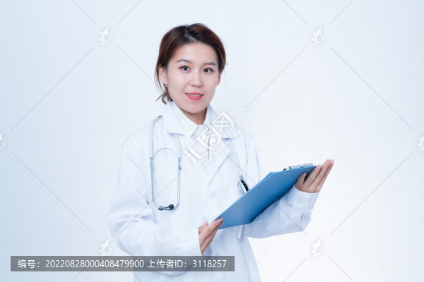 女性醫(yī)生拿著文件夾展示
