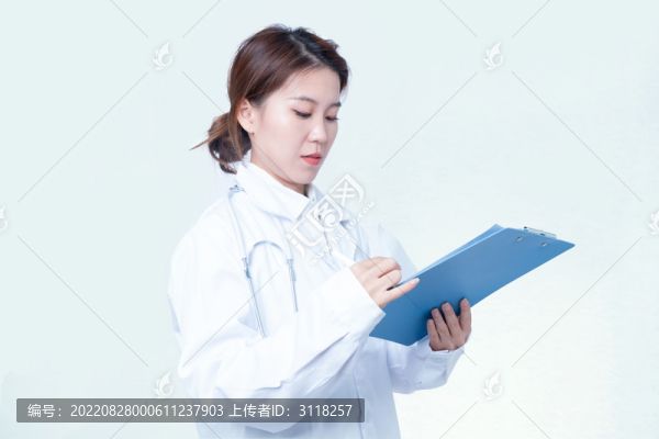 拿著文件夾展示的女性醫(yī)生