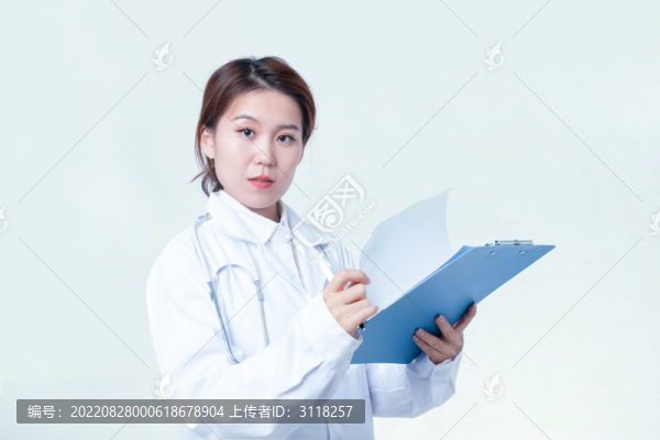 拿著文件夾展示的女性醫(yī)生