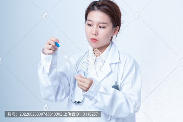 女醫(yī)生手持試驗(yàn)樣品
