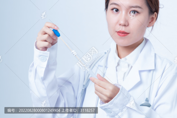 女醫(yī)生手持試驗(yàn)樣品
