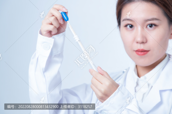 女醫(yī)生手持試驗樣品