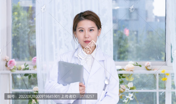 室內(nèi)女醫(yī)生手持筆記本電腦