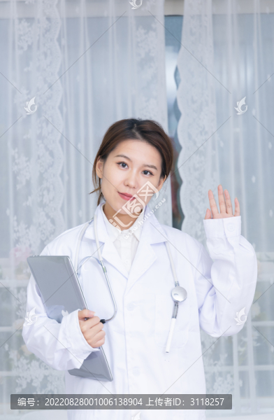室內(nèi)手持筆記本電腦的女醫(yī)生